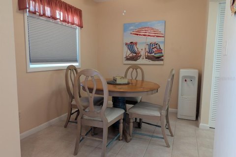 Condo in Seminole, Florida, 2 bedrooms  № 1917127 - photo 12