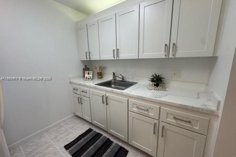 Condominio en venta en Pembroke Pines, Florida, 1 dormitorio, 63.64 m2 № 1950601 - foto 2