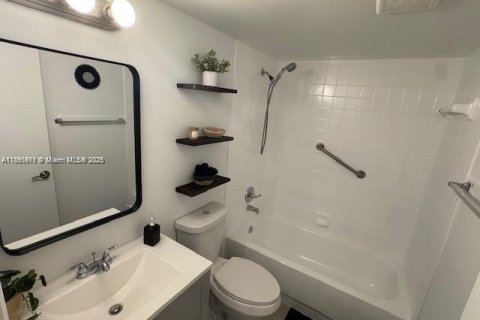 Condominio en venta en Pembroke Pines, Florida, 1 dormitorio, 63.64 m2 № 1950601 - foto 10