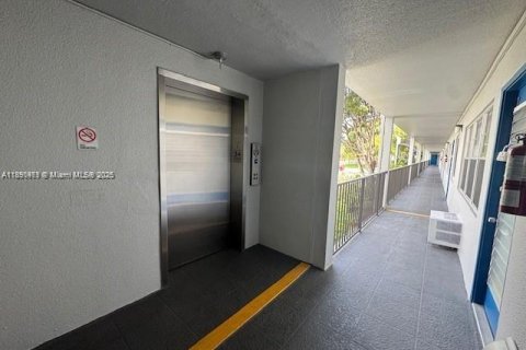 Condominio en venta en Pembroke Pines, Florida, 1 dormitorio, 63.64 m2 № 1950601 - foto 14