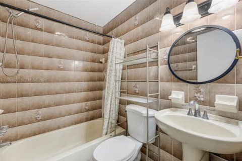 Villa ou maison à vendre à Hialeah, Floride: 4 chambres, 194.26 m2 № 2074237 - photo 16