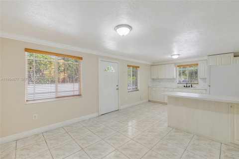 Villa ou maison à vendre à Hialeah, Floride: 4 chambres, 194.26 m2 № 2074237 - photo 9