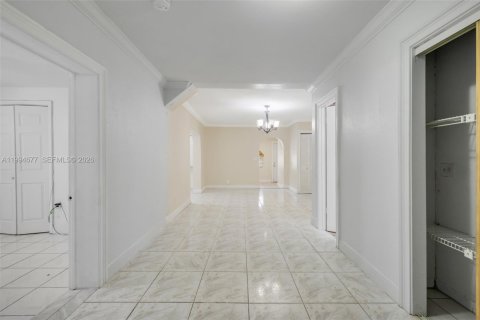 Villa ou maison à vendre à Hialeah, Floride: 4 chambres, 194.26 m2 № 2074237 - photo 7