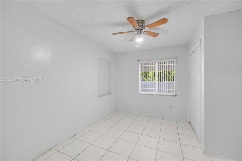 Villa ou maison à vendre à Hialeah, Floride: 4 chambres, 194.26 m2 № 2074237 - photo 25