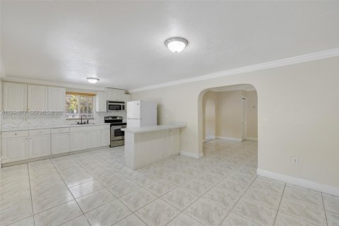 Villa ou maison à vendre à Hialeah, Floride: 4 chambres, 194.26 m2 № 2074237 - photo 11
