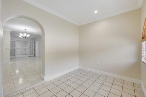 Villa ou maison à vendre à Hialeah, Floride: 4 chambres, 194.26 m2 № 2074237 - photo 2