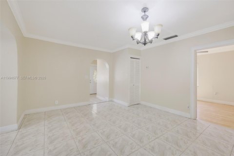 Villa ou maison à vendre à Hialeah, Floride: 4 chambres, 194.26 m2 № 2074237 - photo 8