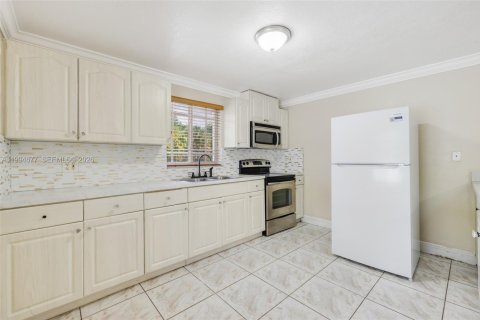 Villa ou maison à vendre à Hialeah, Floride: 4 chambres, 194.26 m2 № 2074237 - photo 14