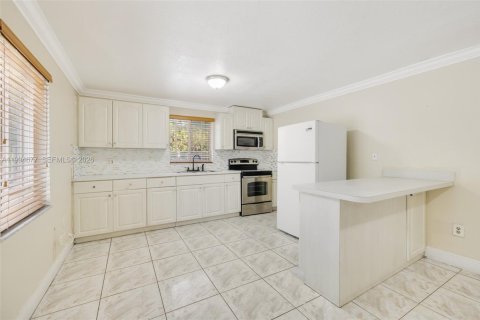 Villa ou maison à vendre à Hialeah, Floride: 4 chambres, 194.26 m2 № 2074237 - photo 13