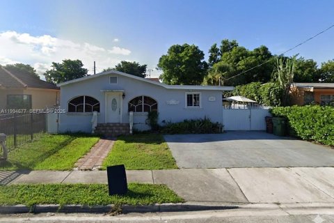 Villa ou maison à Hialeah, Floride 4 chambres, 194.26 m2 № 2074237