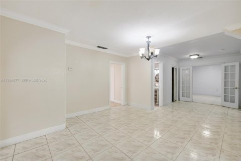 Villa ou maison à vendre à Hialeah, Floride: 4 chambres, 194.26 m2 № 2074237 - photo 4