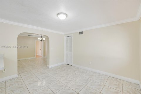 Villa ou maison à vendre à Hialeah, Floride: 4 chambres, 194.26 m2 № 2074237 - photo 12