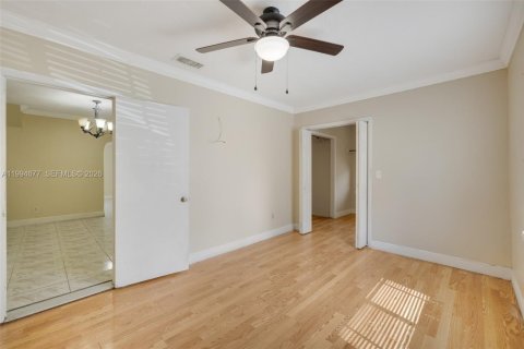 Villa ou maison à vendre à Hialeah, Floride: 4 chambres, 194.26 m2 № 2074237 - photo 18