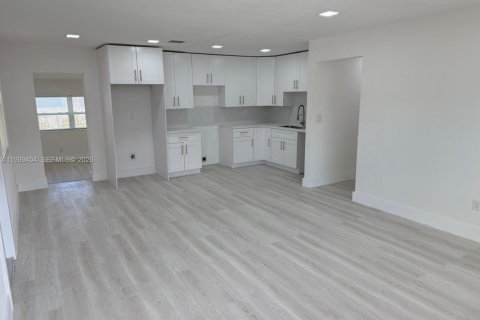 House in Miami, Florida 3 bedrooms, 121.05 sq.m. № 1997387 - photo 5