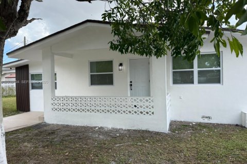 House in Miami, Florida 3 bedrooms, 121.05 sq.m. № 1997387