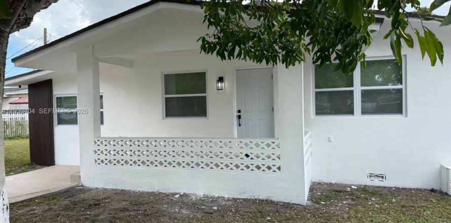 House in Miami, Florida 3 bedrooms, 121.05 sq.m. № 1997387
