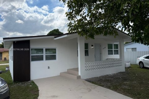 House in Miami, Florida 3 bedrooms, 121.05 sq.m. № 1997387 - photo 2
