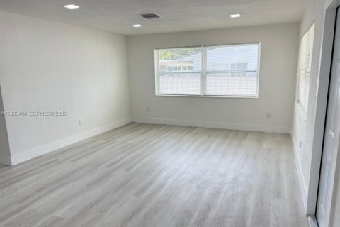 House in Miami, Florida 3 bedrooms, 121.05 sq.m. № 1997387 - photo 6