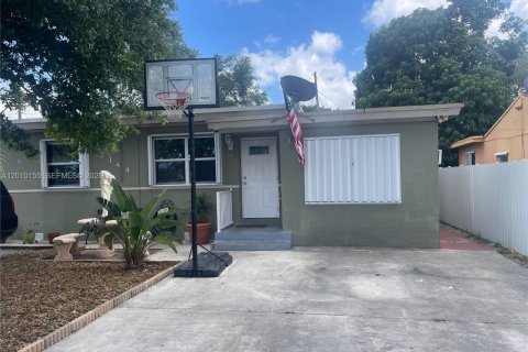Villa ou maison à vendre à Miami, Floride: 2 chambres, 82.87 m2 № 2171028 - photo 14