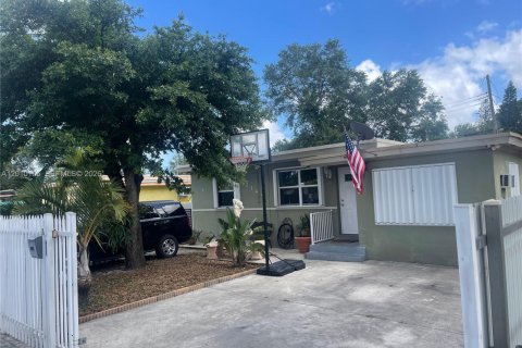 Villa ou maison à Miami, Floride 2 chambres, 82.87 m2 № 2171028