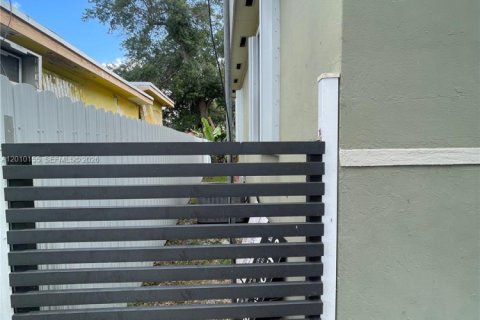 Villa ou maison à vendre à Miami, Floride: 2 chambres, 82.87 m2 № 2171028 - photo 17