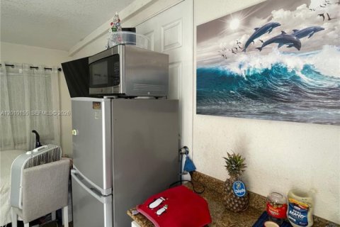 Villa ou maison à vendre à Miami, Floride: 2 chambres, 82.87 m2 № 2171028 - photo 3