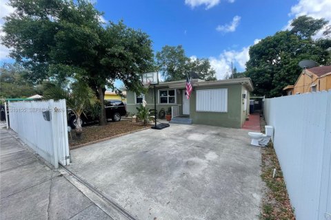 Villa ou maison à vendre à Miami, Floride: 2 chambres, 82.87 m2 № 2171028 - photo 13
