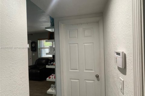 Villa ou maison à vendre à Miami, Floride: 2 chambres, 82.87 m2 № 2171028 - photo 23