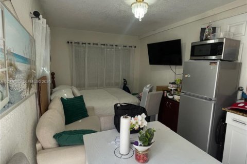 Villa ou maison à vendre à Miami, Floride: 2 chambres, 82.87 m2 № 2171028 - photo 2