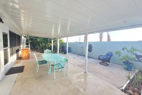 Casa en venta en Jensen Beach, Florida, 2 dormitorios, 78.04 m2 № 1878577 - foto 18