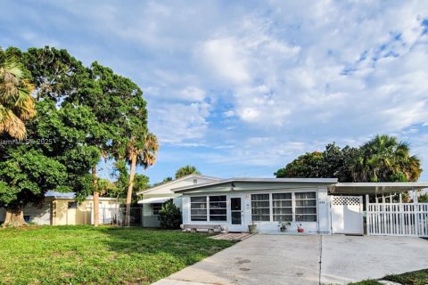 Casa en venta en Jensen Beach, Florida, 2 dormitorios, 78.04 m2 № 1878577 - foto 1