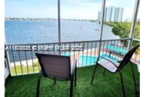Condo in Aventura, Florida, 1 bedroom  № 1954300 - photo 1
