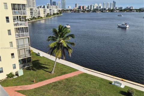 Condo in Aventura, Florida, 1 bedroom  № 1954300 - photo 27