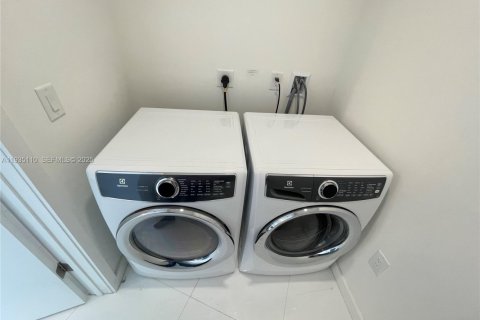 Condominio en venta en Miami, Florida, 2 dormitorios, 144.93 m2 № 1993279 - foto 18