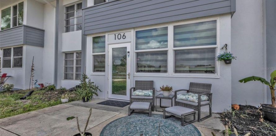 Condominio en Port Charlotte, Florida, 2 dormitorios № 1563828