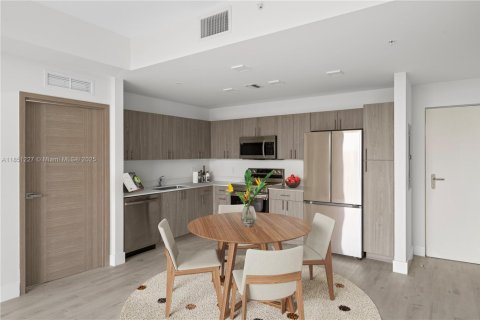 Apartamento en alquiler en Miami, Florida, 2 dormitorios, 77.76 m2 № 1854824 - foto 3