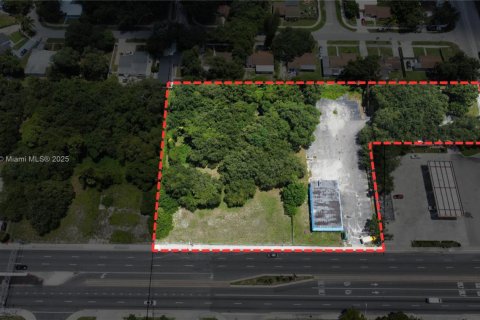 Commercial property in Miami Gardens, Florida № 1987261 - photo 1