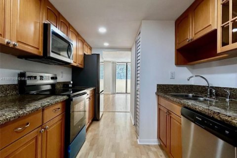 Купить кондоминиум в Плантация, Флорида 2 спальни, 90.12м2, № 1933701 - фото 1