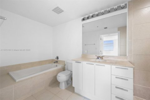 Condo in Hollywood, Florida, 2 bedrooms  № 1920333 - photo 18