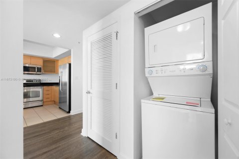 Condo in Hollywood, Florida, 2 bedrooms  № 1920333 - photo 8