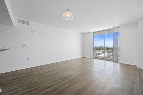 Condo in Hollywood, Florida, 2 bedrooms  № 1920333 - photo 2