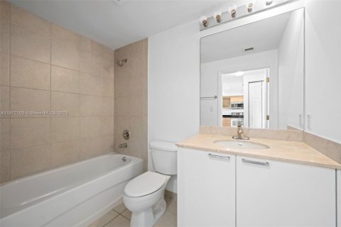 Condo in Hollywood, Florida, 2 bedrooms  № 1920333 - photo 13