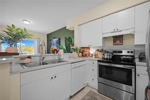 Condo in Cutler Bay, Florida, 2 bedrooms № 2241386 - photo 8
