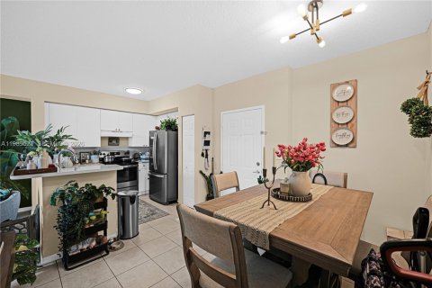 Condo in Cutler Bay, Florida, 2 bedrooms № 2241386 - photo 9
