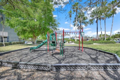 Condo in Cutler Bay, Florida, 2 bedrooms № 2241386 - photo 23