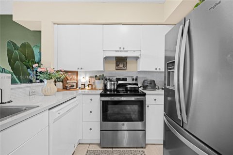 Condo in Cutler Bay, Florida, 2 bedrooms № 2241386 - photo 6