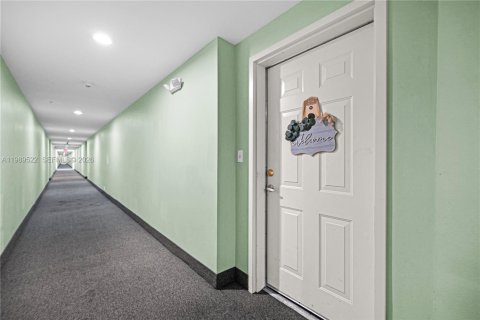Condo in Cutler Bay, Florida, 2 bedrooms № 2241386 - photo 17