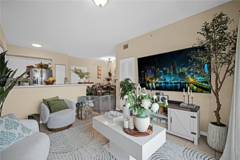 Condo in Cutler Bay, Florida, 2 bedrooms № 2241386 - photo 2