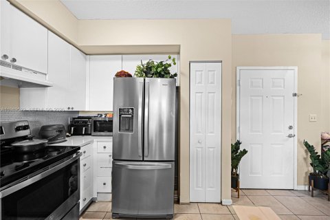 Condo in Cutler Bay, Florida, 2 bedrooms № 2241386 - photo 7