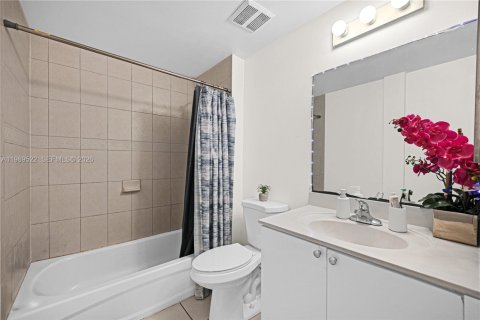 Condo in Cutler Bay, Florida, 2 bedrooms № 2241386 - photo 16